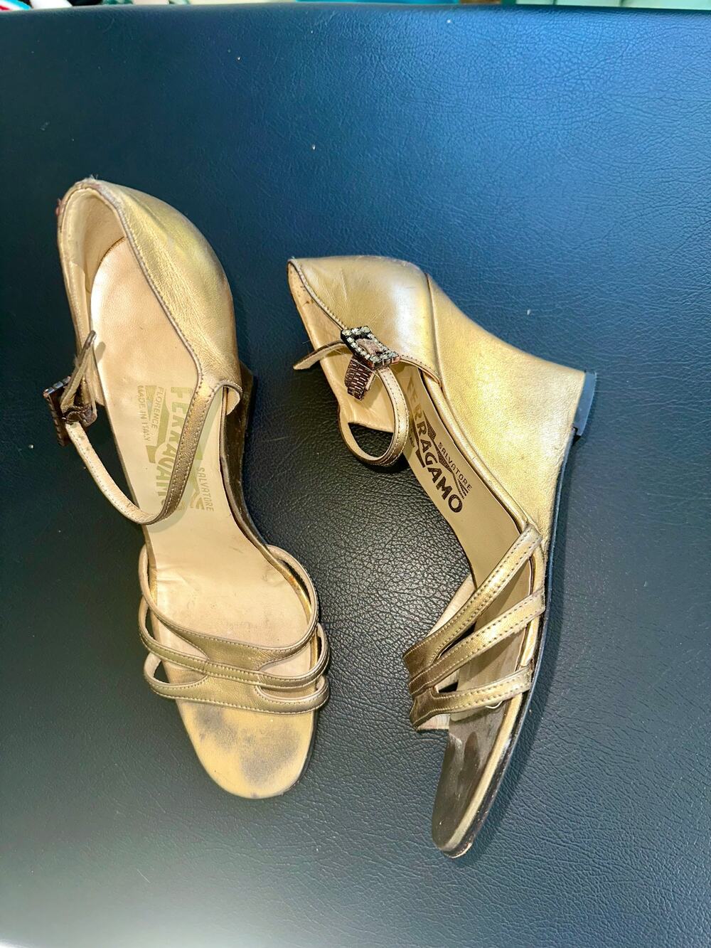 VINTAGE FERRAGAMO GOLD METALLIC LEATHER WEDGE HEELS RHINESTONE BUCKLE 7.5N